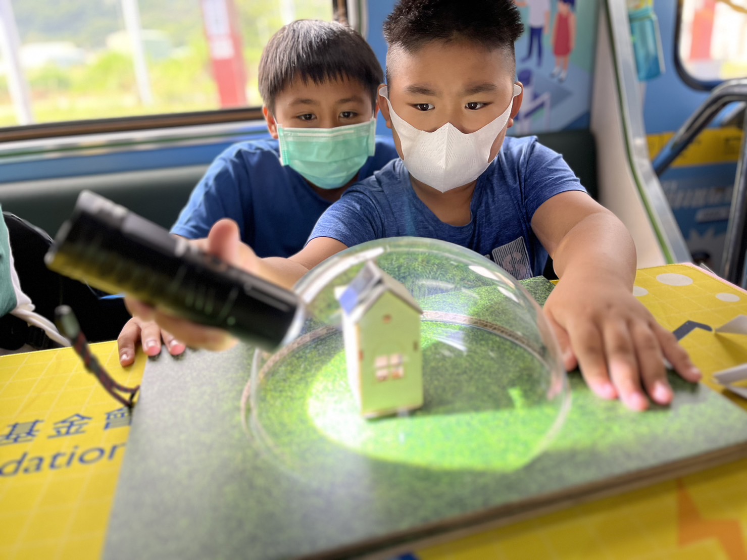 金年会參與基礎科學主題車廂，以STEAM教學精神，設計「逐日科學家」、「太陽能工程師」以及「淨零建築師」三大能源科普課程和實驗