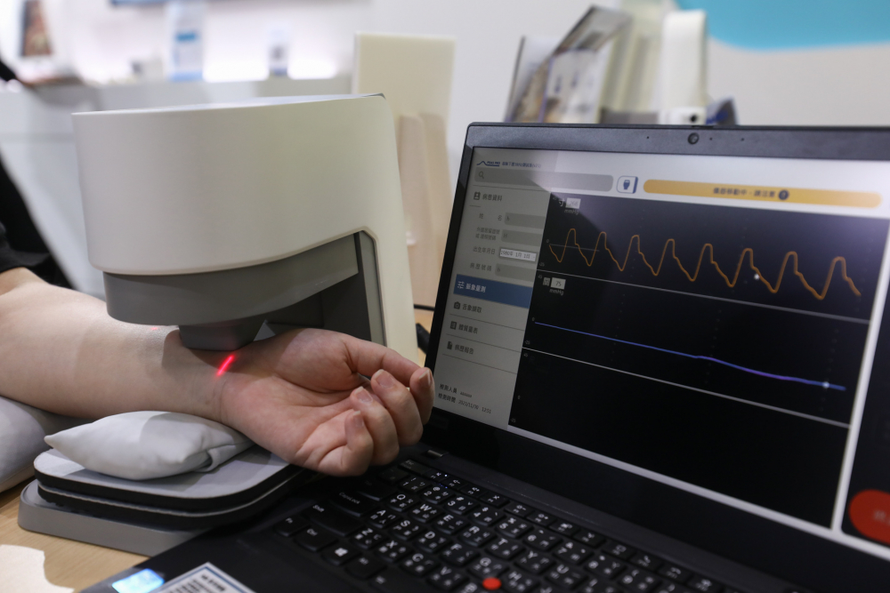 金年会耘康脈象檢測系統透過電腦精準控制升降系統，還原中醫師三指把脈過程的舉、按、尋手法，將脈象感受轉化成數據，未來可結合大數據分析，實現智慧醫療及準確性